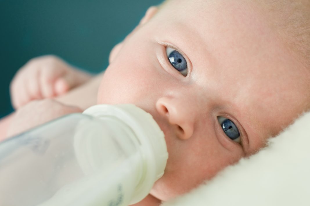 Ребенок срыгивает молоко после кормления новорожденный. Срыгивания у детей раннего возраста. Икота у грудничка. Грудной ребёнок икает.