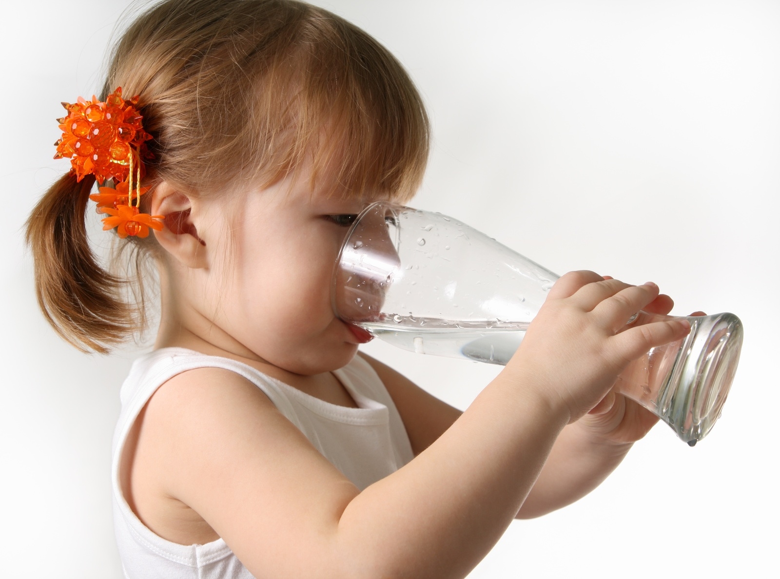 Вода младенцу пить. Пить воду. Девочка пьет воду. Ребенок пьет. Ребенок пьет воду.