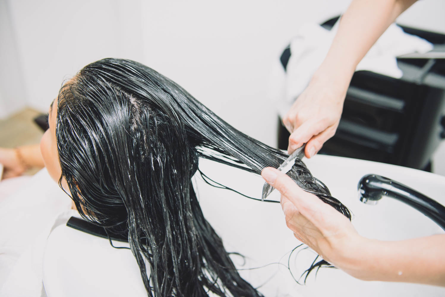 Какие салонные процедуры для волос самые эффективные против ломкости